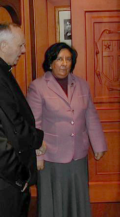 Lydia Jiménez, presidenta del Consejo Directivo de la Universidad Católica de Ávila, junto con el Papa Francisco